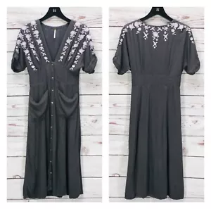 FREE PEOPLE Love to Love You grau bestickt Boho Blumen Knopf Midikleid -XS - Bild 1 von 10