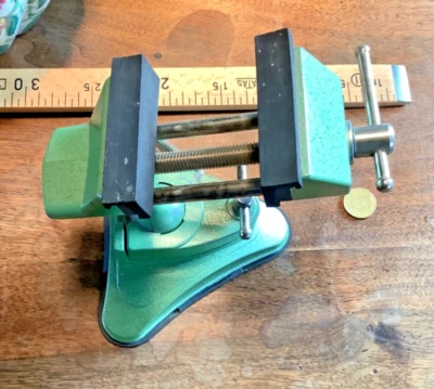 outils anciens,old tool,bel étau sur rotule, inclinable et pose a ventouse... - Photo 1/4