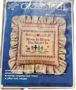 Vintage Hazel's Needlework Kaboodles "Family Sampler" Stickpackung Kissen - Bild 1 von 3
