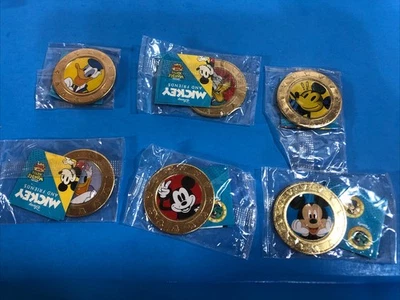 6 Disney Mickey And Friends Wonder Mates Frankford Candy Sealed Coin Lot F - Image 1 of 4