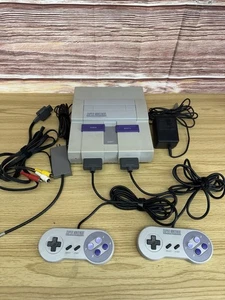 Pacchetto console Super Nintendo SNES OEM SNS-001 cavi / 2 controller / 1 gioco - Foto 1 di 13