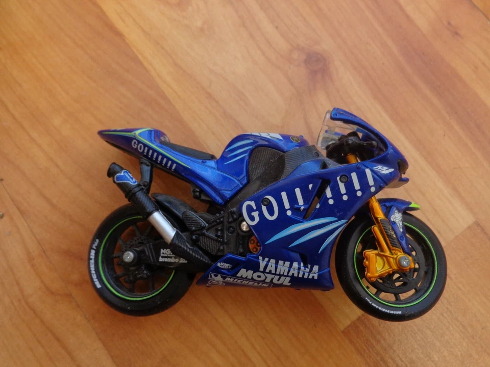 BICICLETA MOTO GP 1/18 MAISTO GAULOISES YAMAHA YZR-M1 VALENTINO ROSSI 2004 Foto 1 de 1