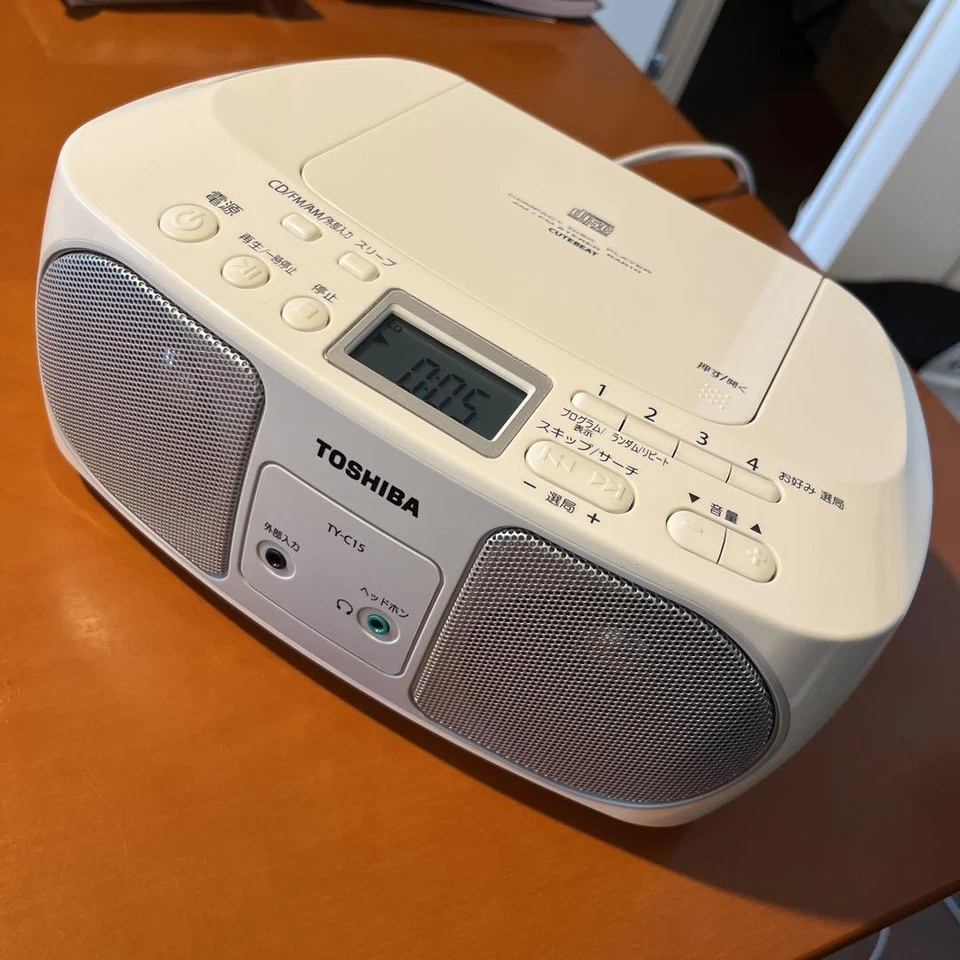 Toshiba TY-C15 Silber CD Radio Player FM AM Out Kopfhörer Stereo Miniklinke - Bild 1 von 1