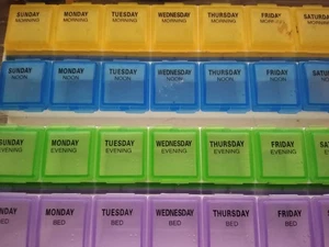 Estuche semanal (7 días) diario de lujo para píldoras de tiempo mediano, planificador de medicamentos - Imagen 1 de 1