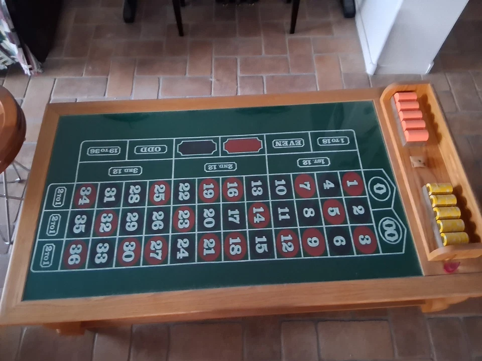 Mesa de centro temática de ruleta/rueda de ruleta 19 pulgadas de diámetro. & astillas de arcilla. Foto 1 de 4