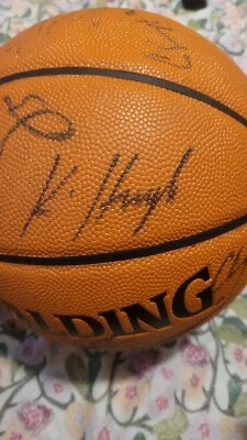 Baloncesto autografiado Foto 1 de 3