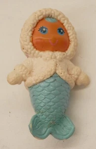 See Wees Baby Flo Sirena en Abrigo de Piel de Frosty Icy Gals Set De Colección Mattel - Imagen 1 de 2