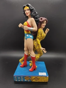Enesco DC Comics by Jim Shore Justice League Wonder Woman and Cheetah Figurine - Imagen 1 de 3