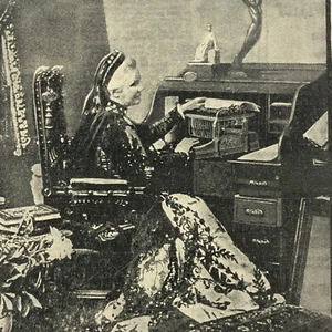 1907 Carmen Sylva Reina de Rumania haciendo poesía en una máquina de escribir Fay-Sholes - Imagen 1 de 10