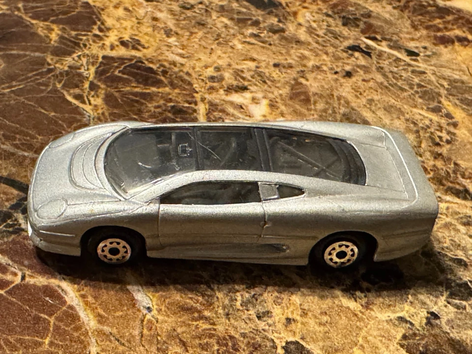 Coche de juguete Jaguar XJ220 Maisto fricción escala 1/40 5" diecast plateado  Foto 1 de 1