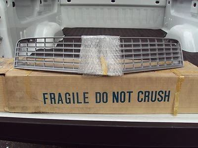 Nuevo de Lote Antiguo 1980 1981 Rejilla Camaro Plateada #14010457 Nuevo Stock Foto 1 de 4