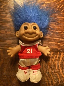 "Muñeca troll de baloncesto vintage #21 roja, traje blanco sin pelota pelo azul 4,5"" Russ" - Imagen 1 de 4