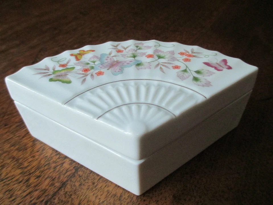 ВИНТАЖНЫЙ 1980 AVON БАБОЧКА/ЦВЕТОЧНЫЙ ДИЗАЙН ФАРФОРА «ВЕНТИЛЯТОР» БЕЗДЕЛУШКА ЮВЕЛИРНЫХ ИЗДЕЛИЙ ШКАТУЛКА ЯПОНИИ - Изображение 1 из 1