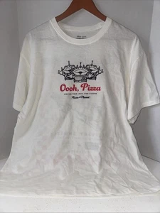 Disney Pixar Toy Story Pizza Planet elfenbeinfarbenes Kurzarmshirt Größe Medium neu ohne Etikett - Bild 1 von 7