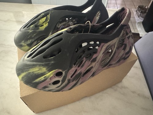 Adidas Yeezy Foam Runner MX Carbon IG9562 in magazzino