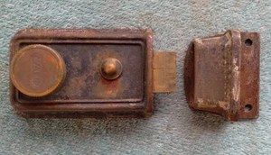 VINTAGE YALE SECURITY DEADBOLT DOOR LATCH CUPBOARD RIM LOCK BRASS & CAST PARTS - Picture 1 of 6