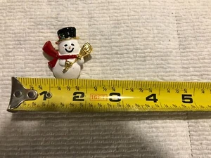 Broche Hombre Nieve Vintage Años 80 90? Muñeco de nieve arco rojo con escoba dorada bonito usado - Imagen 1 de 4