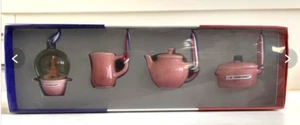 [Neu] Le Creuset Miniatur Ornament Kollektion (4 Stück) rosa süße Schneekugel - Bild 1 von 10