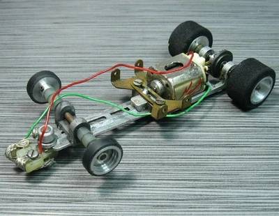 Bonito chasis pequeño dinámico de coche ranura años 60 con motor cromado francés vintage 1/24 Foto 1 de 4