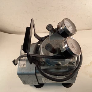 Gast DOA P704 AA Bomba de Vacío de Alta Capacidad Medidor Regulador de Alivio Laboratorio - Imagen 1 de 9