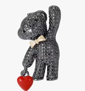 Brosche schwarz & rot Bär Brosche Anstecknadel - funkelnder süßer stehender Bär mit rotem Herz - Bild 1 von 3