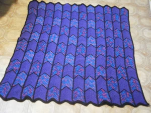 NEW HAND KNITTED WOOLEN THROW / RUG / COT BLANKET IN MULTI COLOURS 111 X 103 CM - Picture 1 of 3