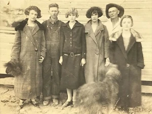 1920s Vtg REAL Photo Postcard Friends Teens People Blurry Dog Fashion - Picture 1 of 12