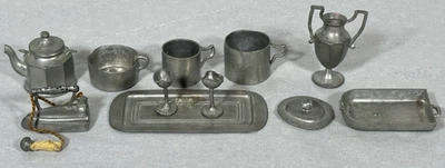 Juego de miniaturas vintage de peltre alemán para casa de muñecas tetera bandeja de hierro jarrón copa Foto 1 de 4