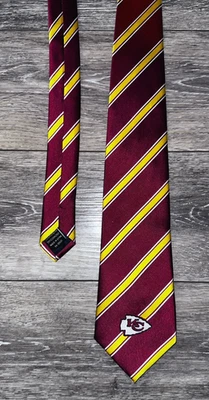 Corbata a rayas roja, blanca y amarilla de los Kansas City Chiefs de la NFL con logotipo en la parte inferior  Foto 1 de 3