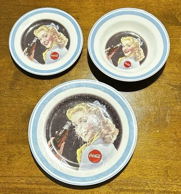 Juego de 3 platos, platillos y cuencos de Coca Cola comercializados por Gibson. Azul Foto 1 de 4