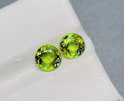 Preciosa esfena verde redonda 100 % natural de 2,272 quilates Foto 1 de 2