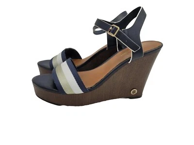Tommy Hilfiger Cuñas Altas Talla 8.5 M Correa de Tobillo Azul Marino, Banda Azul Marino, Dorado y Blanco Foto 1 de 4