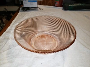 Cuenco para servir arremolinado acanalado de vidrio Pink Depression - Imagen 1 de 1