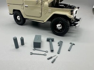 Resin Werkzeuge, Werkzeugkoffer und Sprühdosen im Maßstab 1:24, unbemalt - Bild 1 von 5