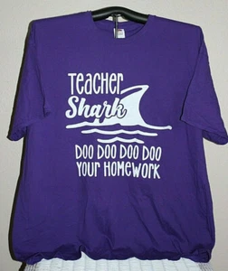 TEACHER SHARK DOO DOO DOO DOO YOUR HOMEWORK T-Shirt 3XL on Purple - Imagen 1 de 5