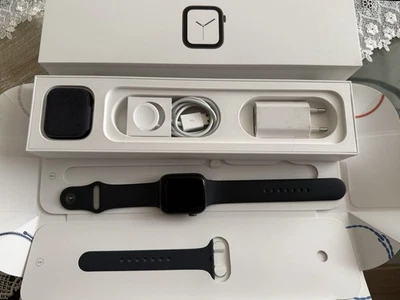 Apple Watch Series 4 44mm Aluminiumgehäuse in Schwarz - Bild 1 von 3