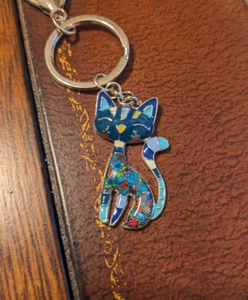 Happy Sitting Blue Flowery Cat Pet Silver Finished Keychain PP - Picture 1 of 3