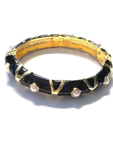 KENNETH JAY LANE, TWO TONE BLACK ENAMEL WITH PEARL CABOCHONS - Picture 1 of 8