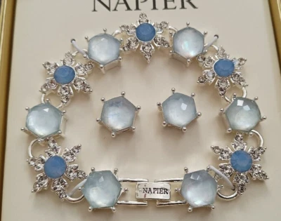 Nuevo en Caja Napier Tono Plata Invierno Vacaciones Copo de Nieve Pulsera Conjunto Nuevo en Caja Foto 1 de 4