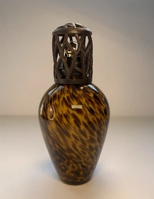 Lámpara de fragancia con base de vidrio de carey y corona de metal similar a una rama Foto 1 de 3