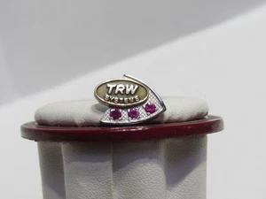 Pin/tac de solapa vintage TRW SYSTEMS 10K oro emblema premio servicio con 3 rubíes - Imagen 1 de 3