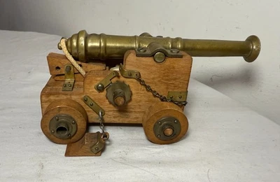 Antiguo mini pasador de madera de latón hecho a mano fuego militar miniatura cañón juguete escala Foto 1 de 4