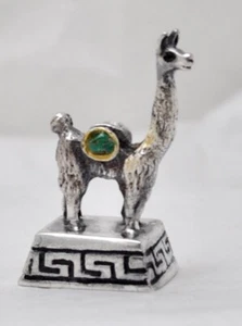 Vintage Peruviano Sterling Oro 18K Miniatura Lama Figura con Smeraldi Naturali - Foto 1 di 6