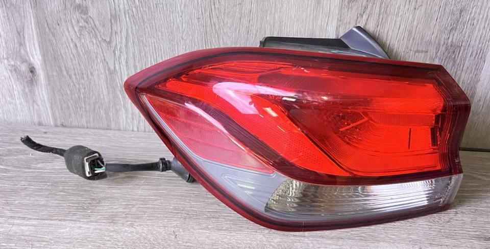 Hyundai Elantra GT i30 PD 2017 LH lado del conductor luz trasera LED Foto 1 de 4