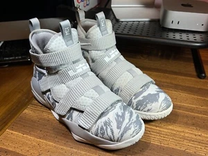 YOUTH Talla 7Y Nike™ LeBron Soldier 11 FlyEase PS 'Wolf Grey Platinum' AJ6985-003 - Imagen 1 de 24