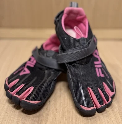 Zapatos Fila Mujer Puntera Esqueleto Negro Rosa Talla 7 Atléticos Minimalistas Senderismo Agua Foto 1 de 4