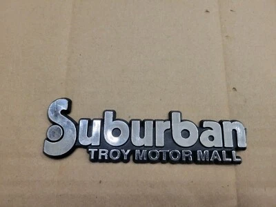 Suburban Dodge Cadillac Troy Michigan concesionario de automóviles emblema insignia logotipo Foto 1 de 2