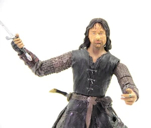 Der Herr der Ringe Die zwei Türme Toybiz Helm's Deep Aragorn Actionfigur - Bild 1 von 24