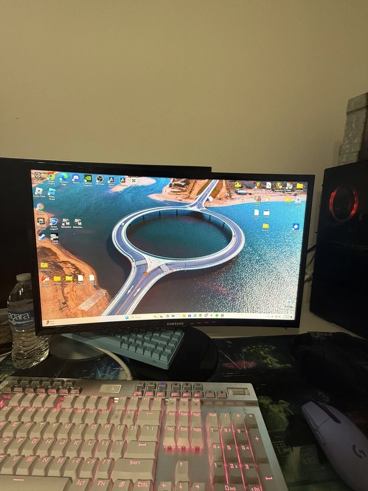 Samsung CF390 Series 24 inch Curved LED Monitor - Image 1 of 4