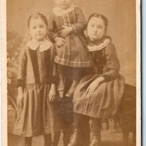 Tarjeta fotográfica antigua transgénero c1870s 3 niños pequeños y niños en vestido CDV - Imagen 1 de 3
